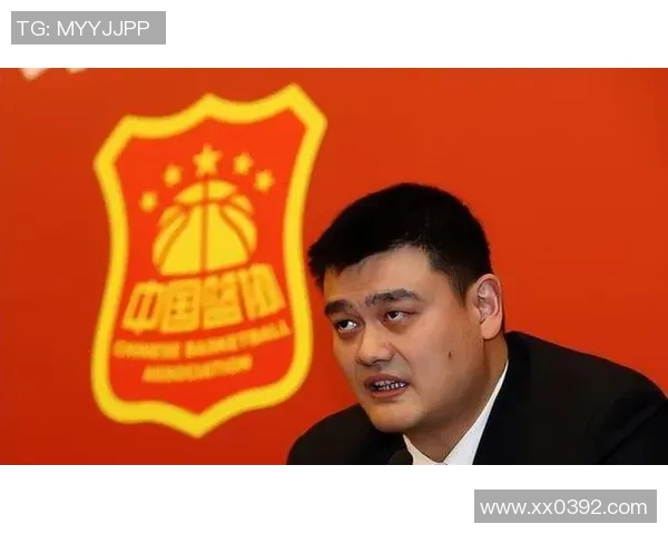 姚明在比赛中展现风范主动让裁判做出公正判罚引发热议