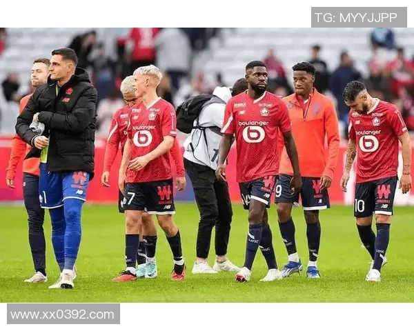 欧冠激战：里昂狂胜那不勒斯六球大捷乌龙球引发争议判罚风波